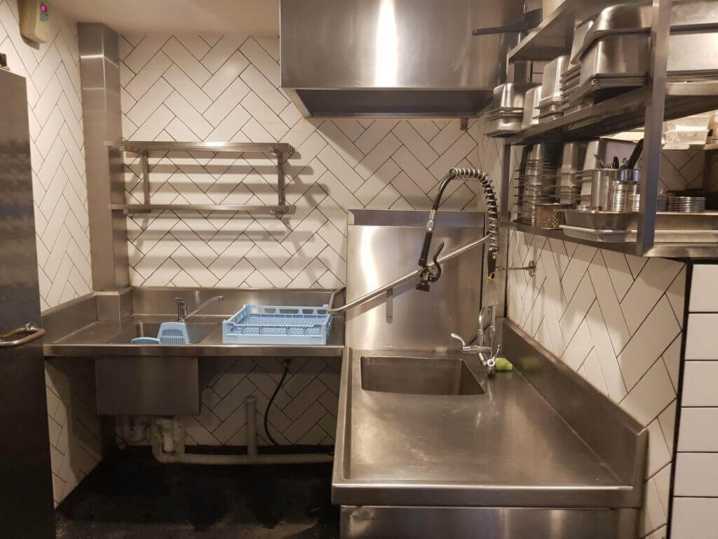 Guide: How to Choose the Right Commercial Dishwasher for Your Café